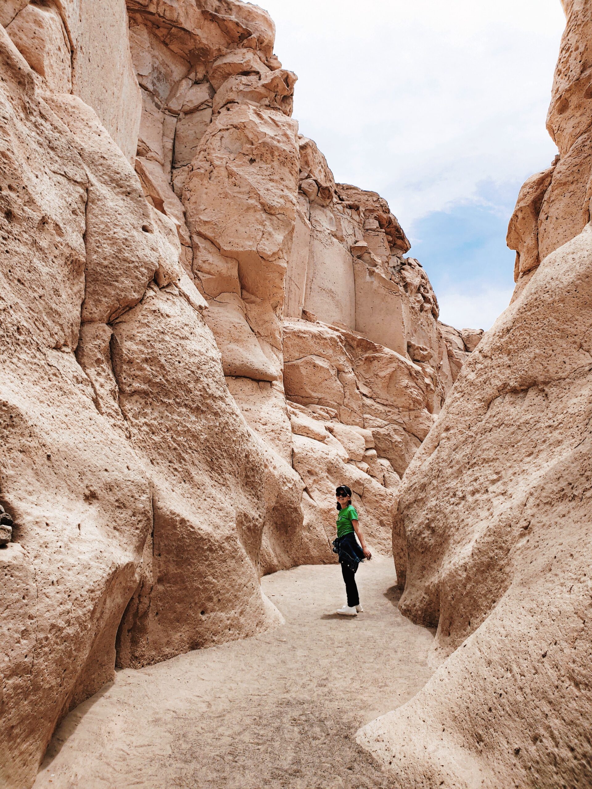 Sesriem Canyon v Namíbii s turistom medzi mohutnými červenými skalnými stenami
