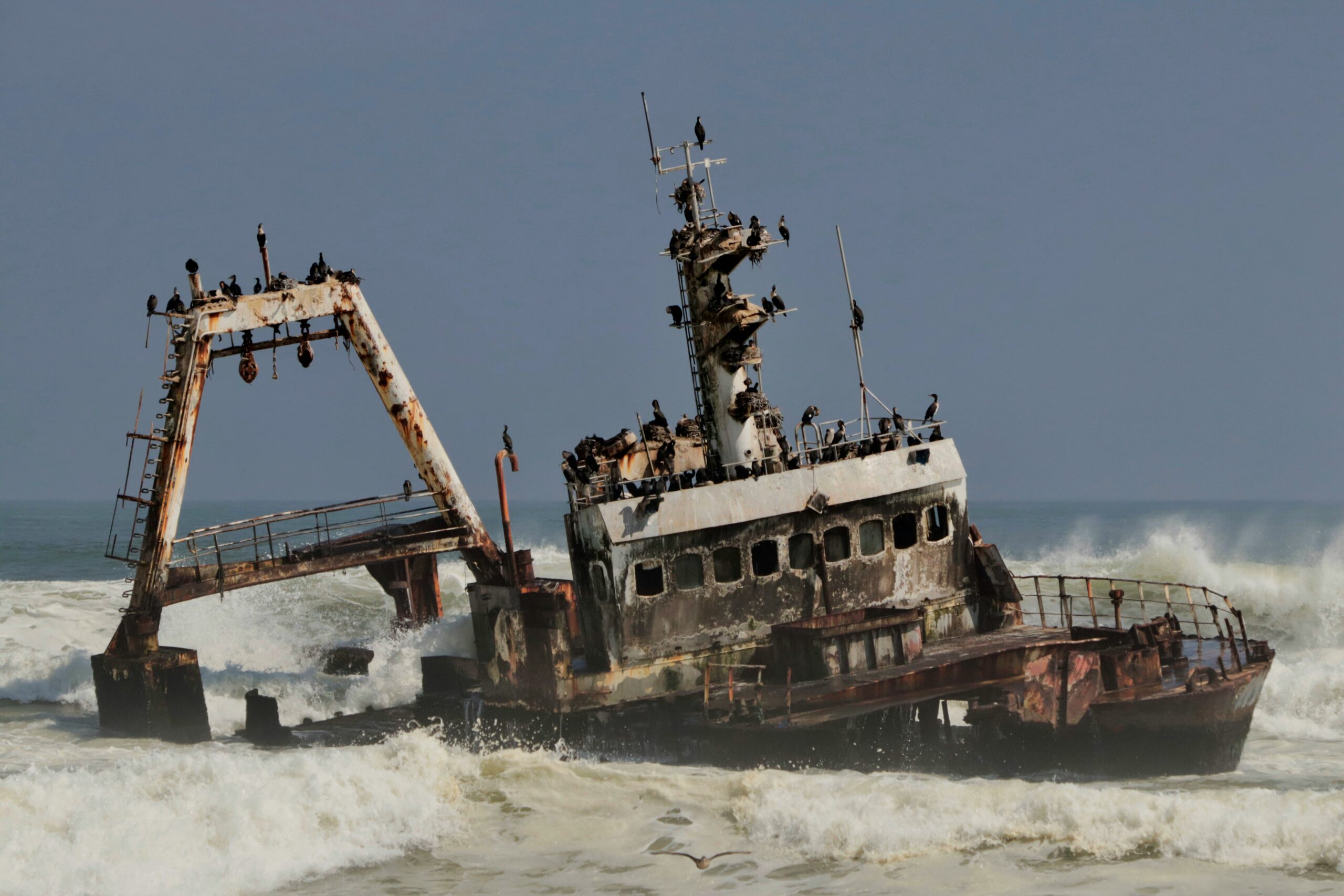 Vrak lode na pobreží Skeleton Coast v Namíbii.