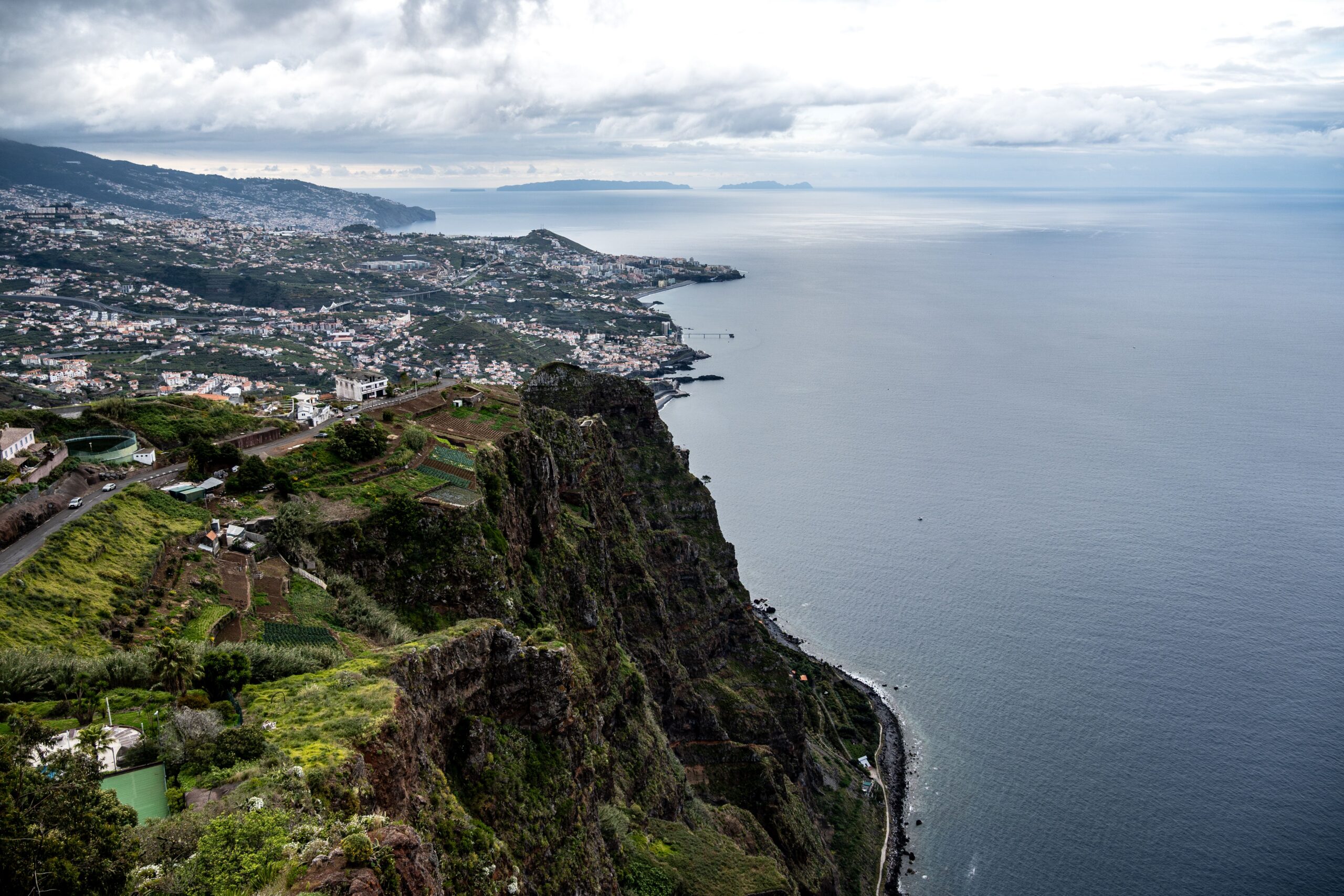 Výhľad z útesu Cabo Girão na pobrežie a Atlantický oceán na Madeire