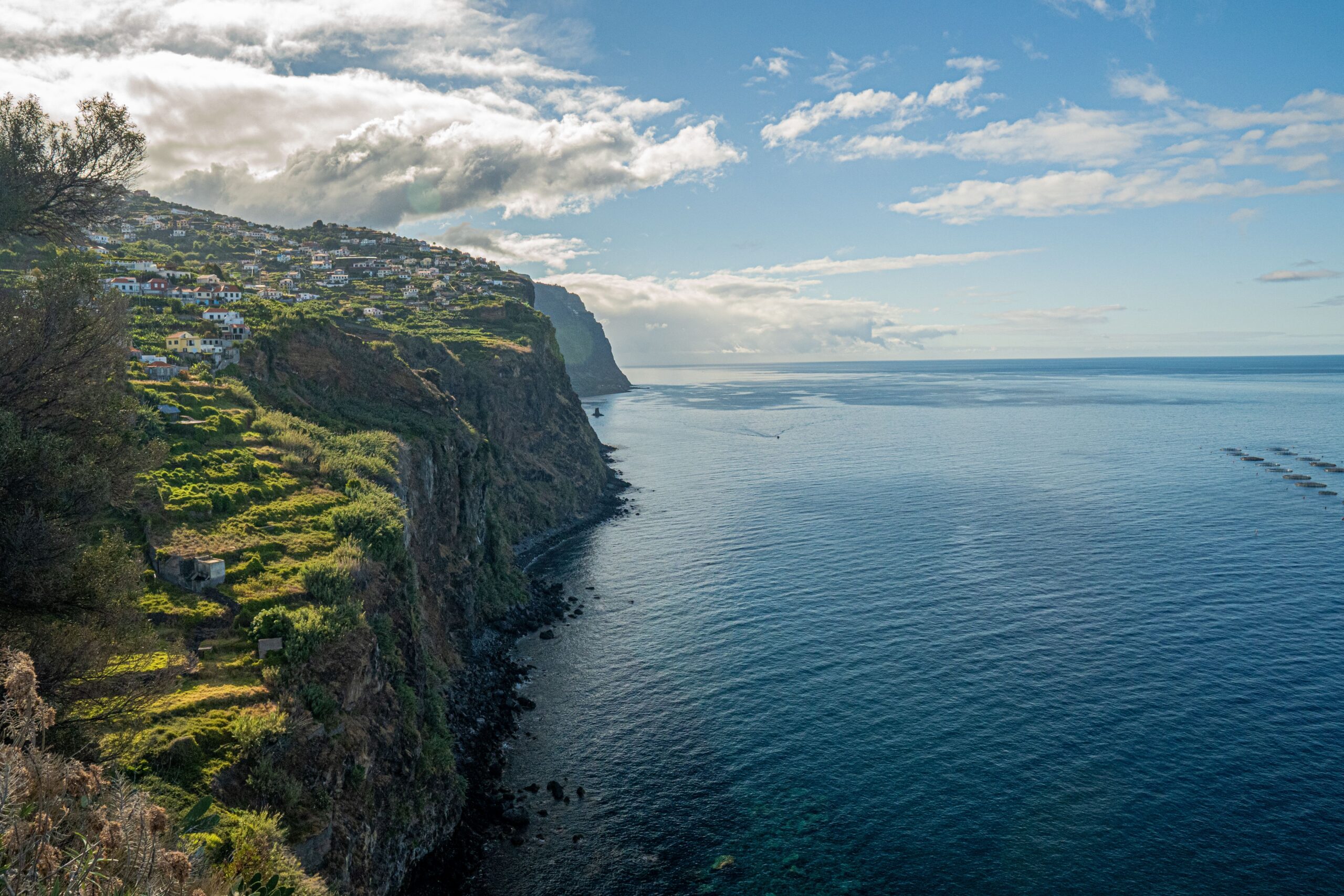 Výhľad z útesu Cabo Girão na pobrežie a Atlantický oceán