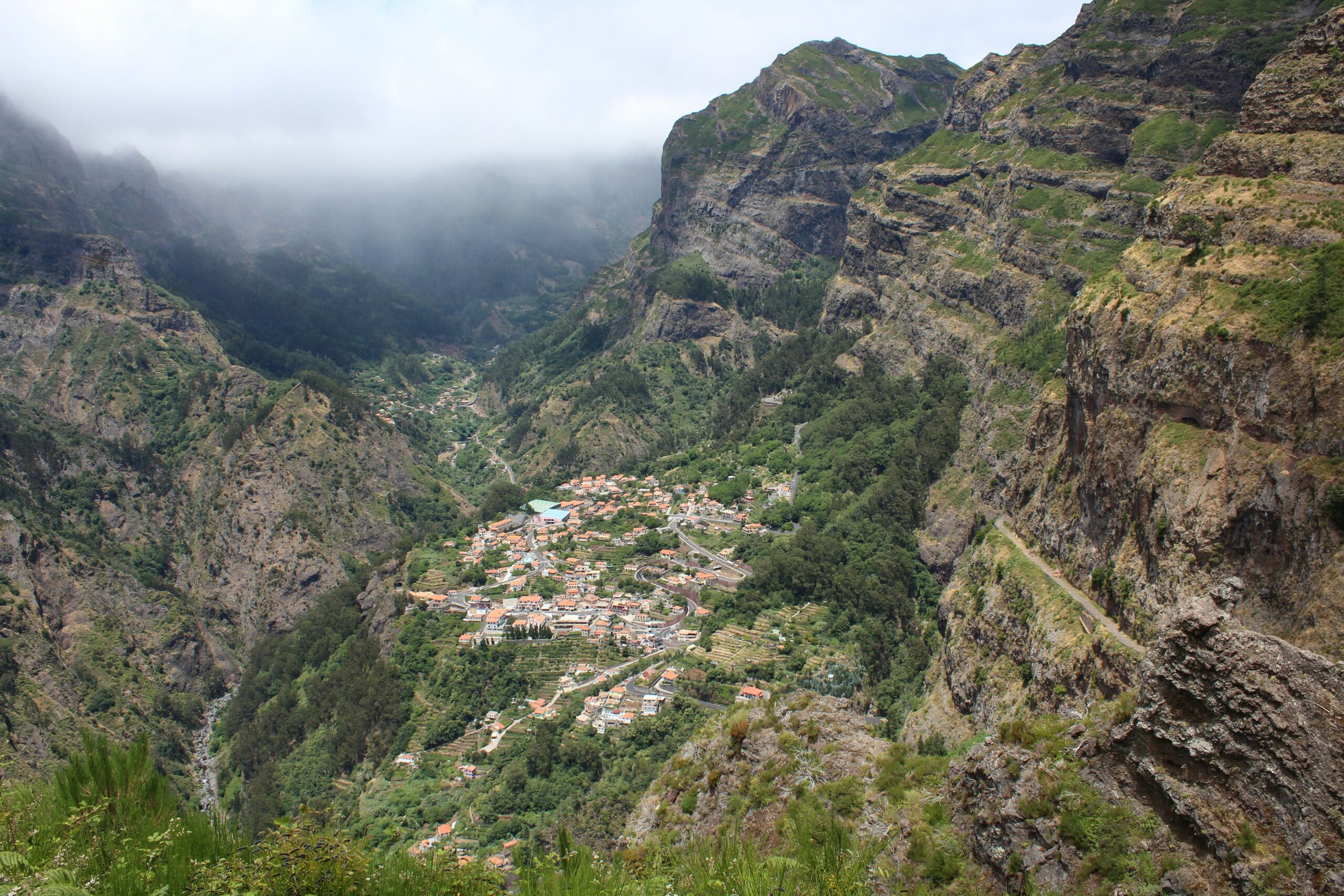 Curral das Freiras Madeira - horské údolie obklopené strmými skalami