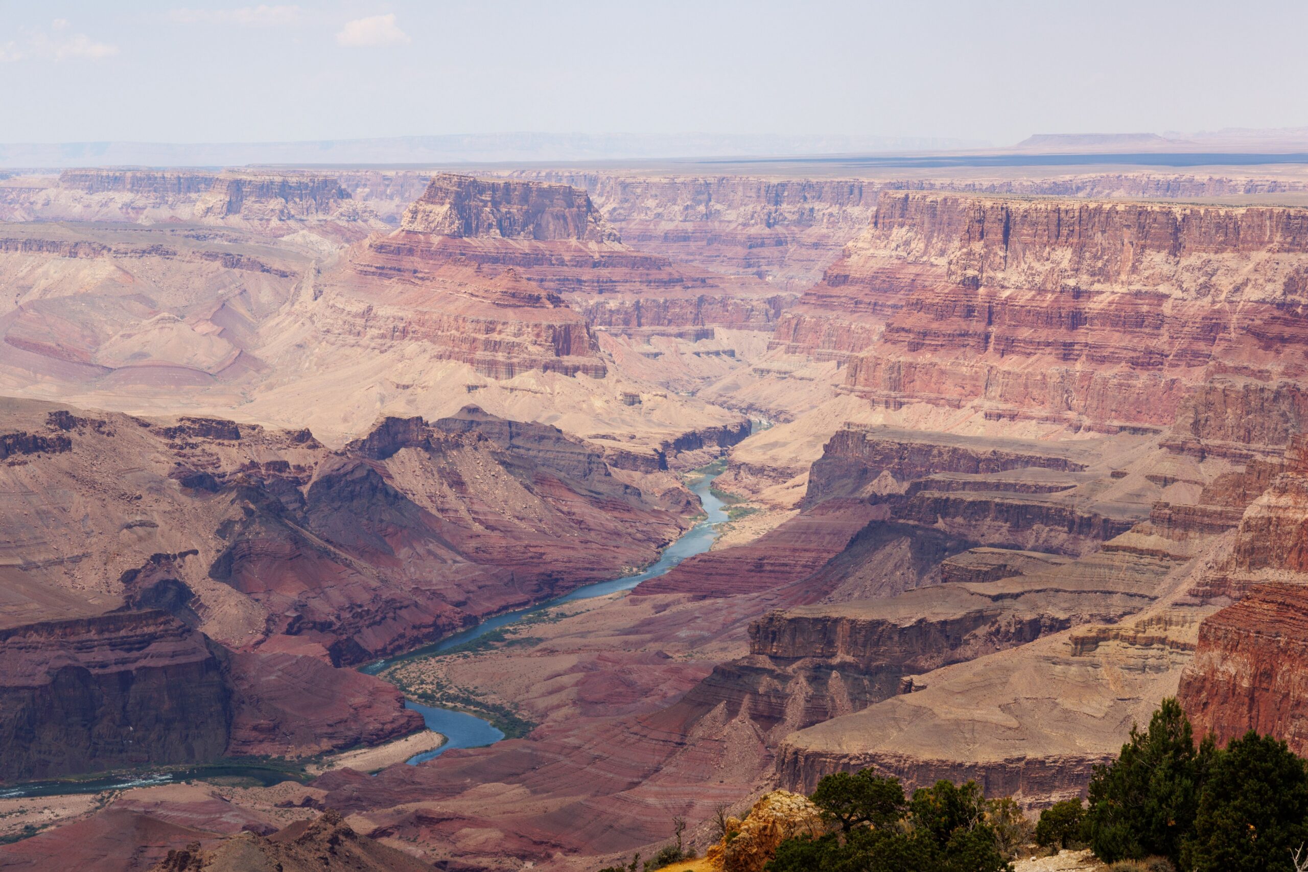 Rozľahlý Grand Canyon s farebnými skalnými stenami v Arizone