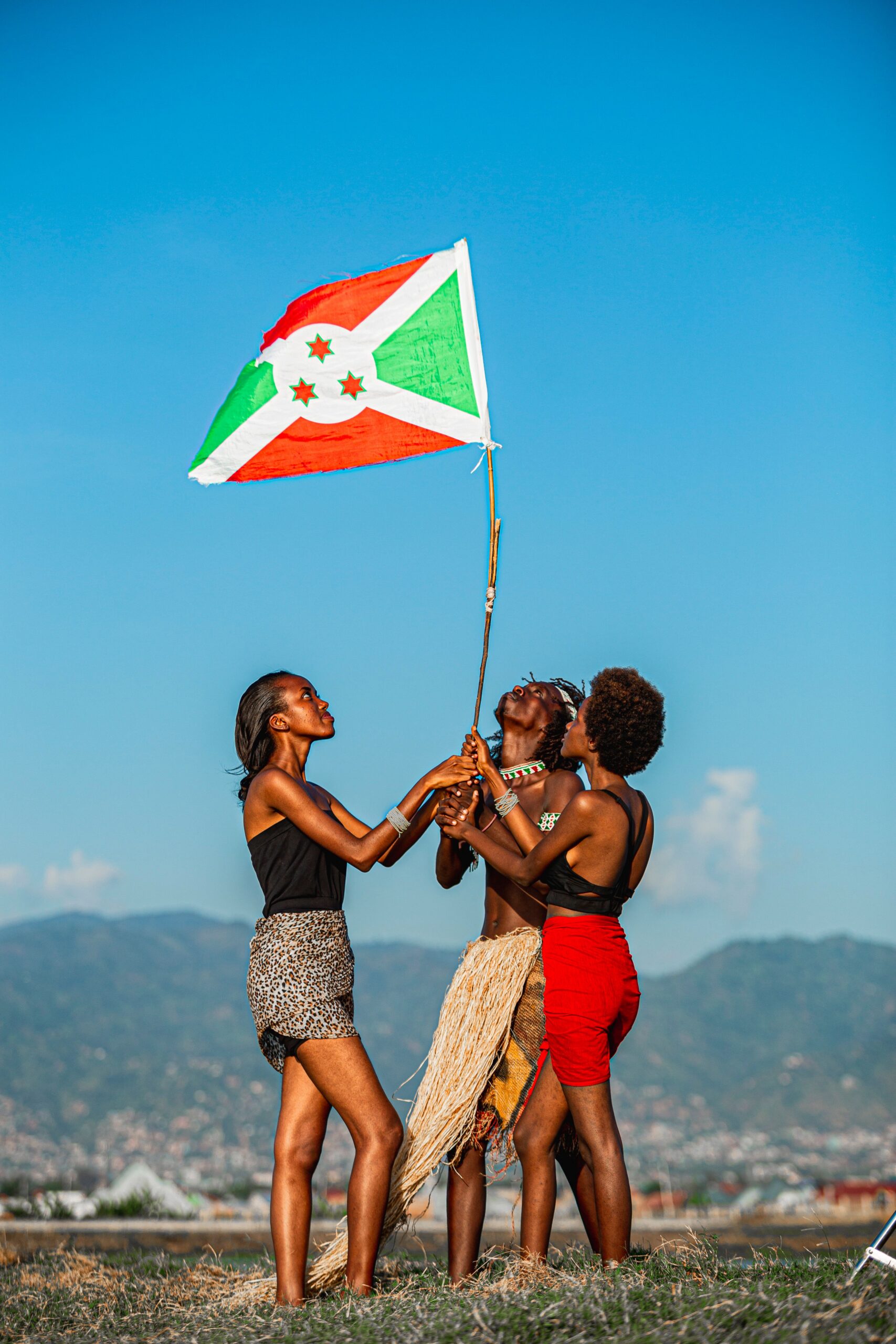 Ľudia s vlajkou počas festivalu AfrikaBurn