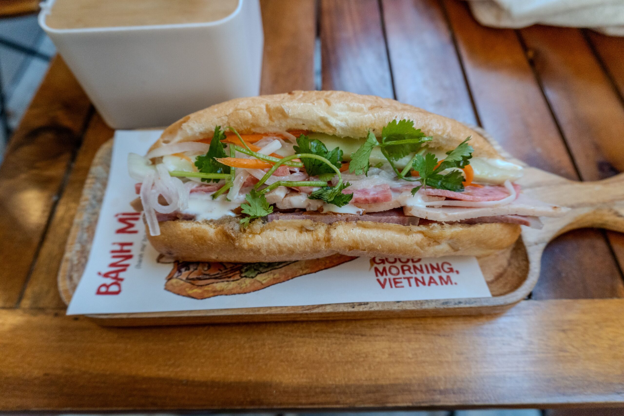 Tradičný vietnamský bánh mì sendvič s čerstvou zeleninou