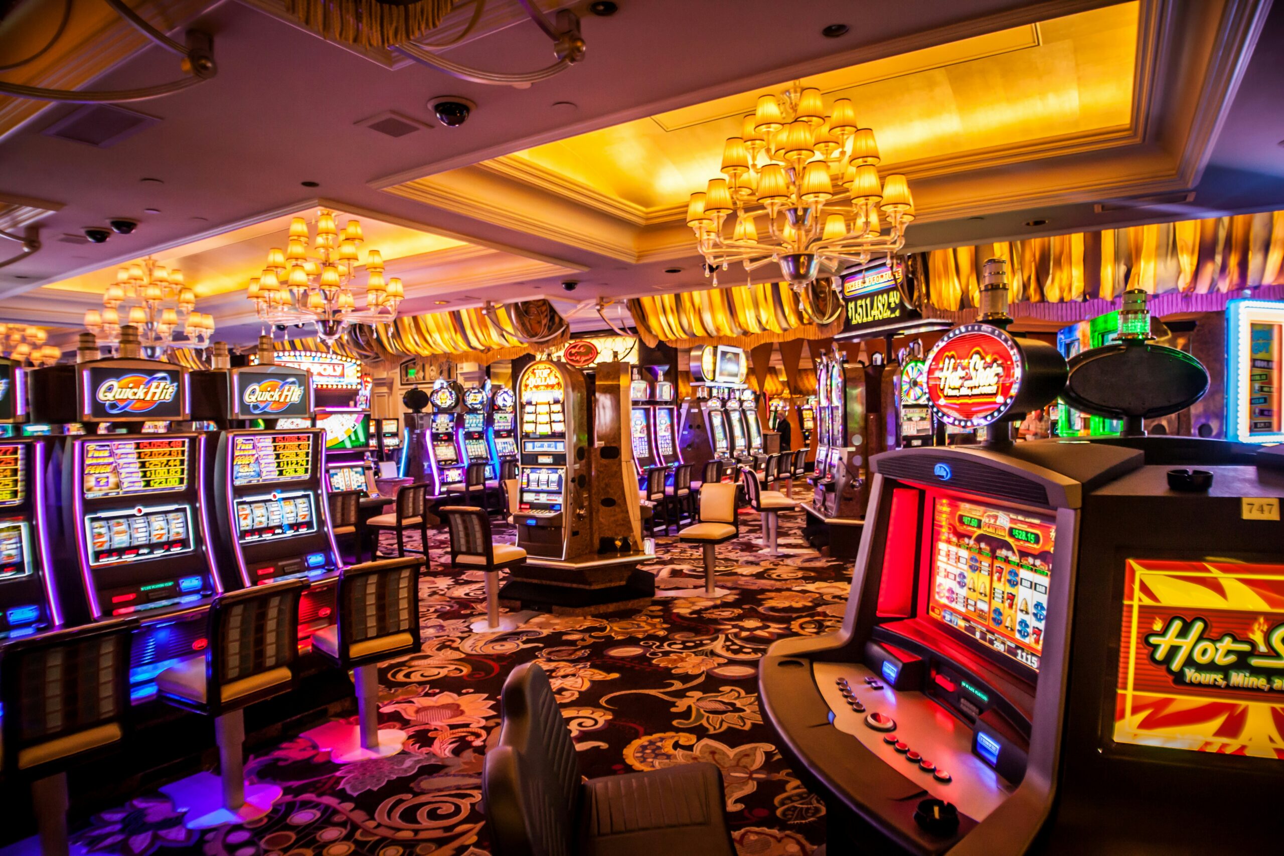 Interiér kasína v Las Vegas so slotovými automatmi