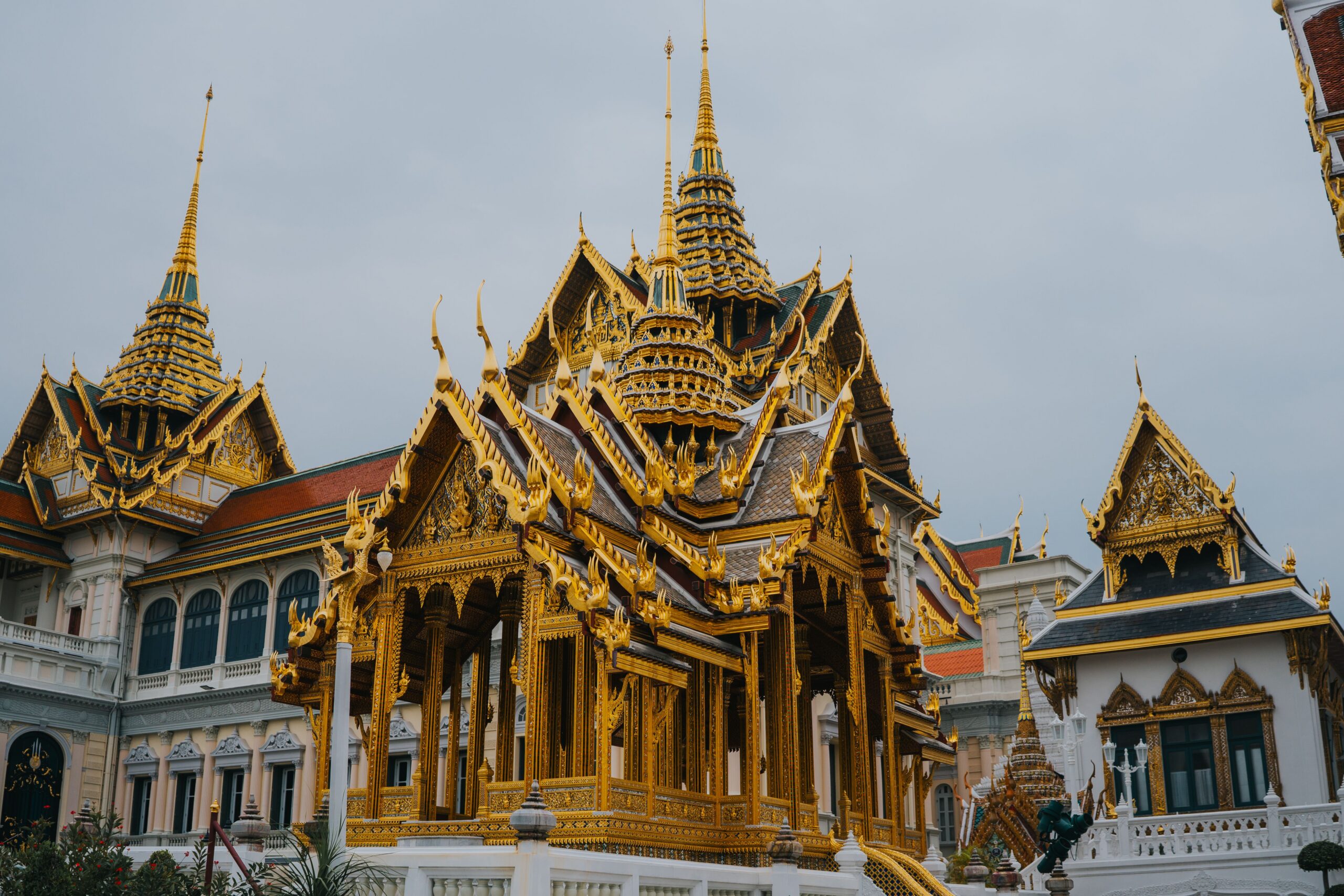 Zlatý Grand Palace v Bangkoku s detailne zdobenou chrámovou architektúrou