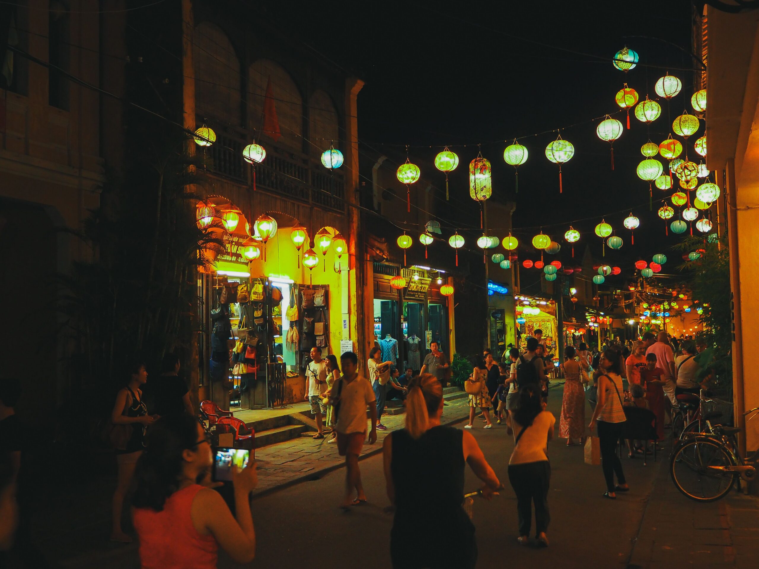 Nočný Hoi An s farebnými lampášmi a rušnou ulicou