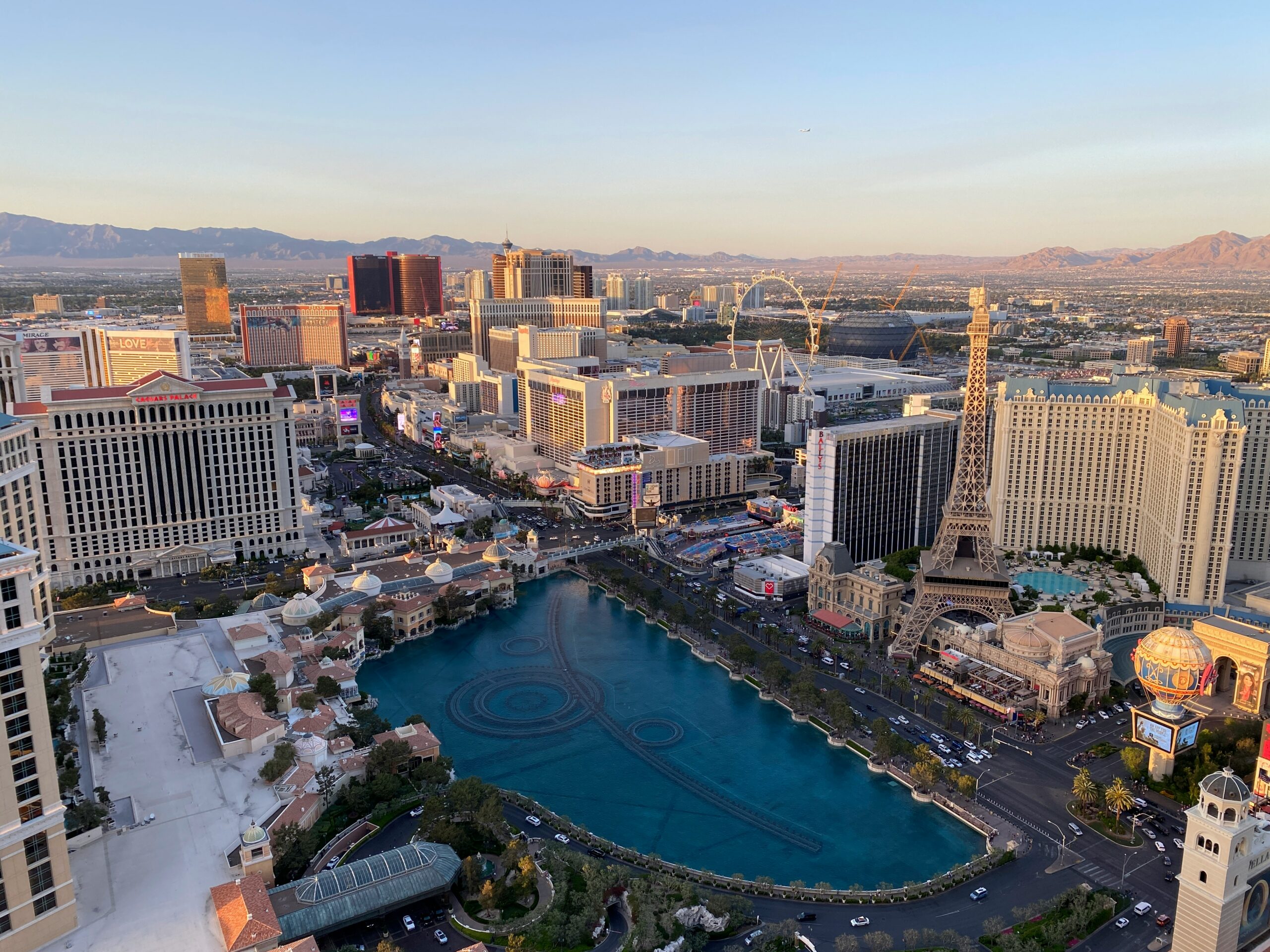 Letecký pohľad na Las Vegas Strip s hotelmi a Eiffelovou vežou