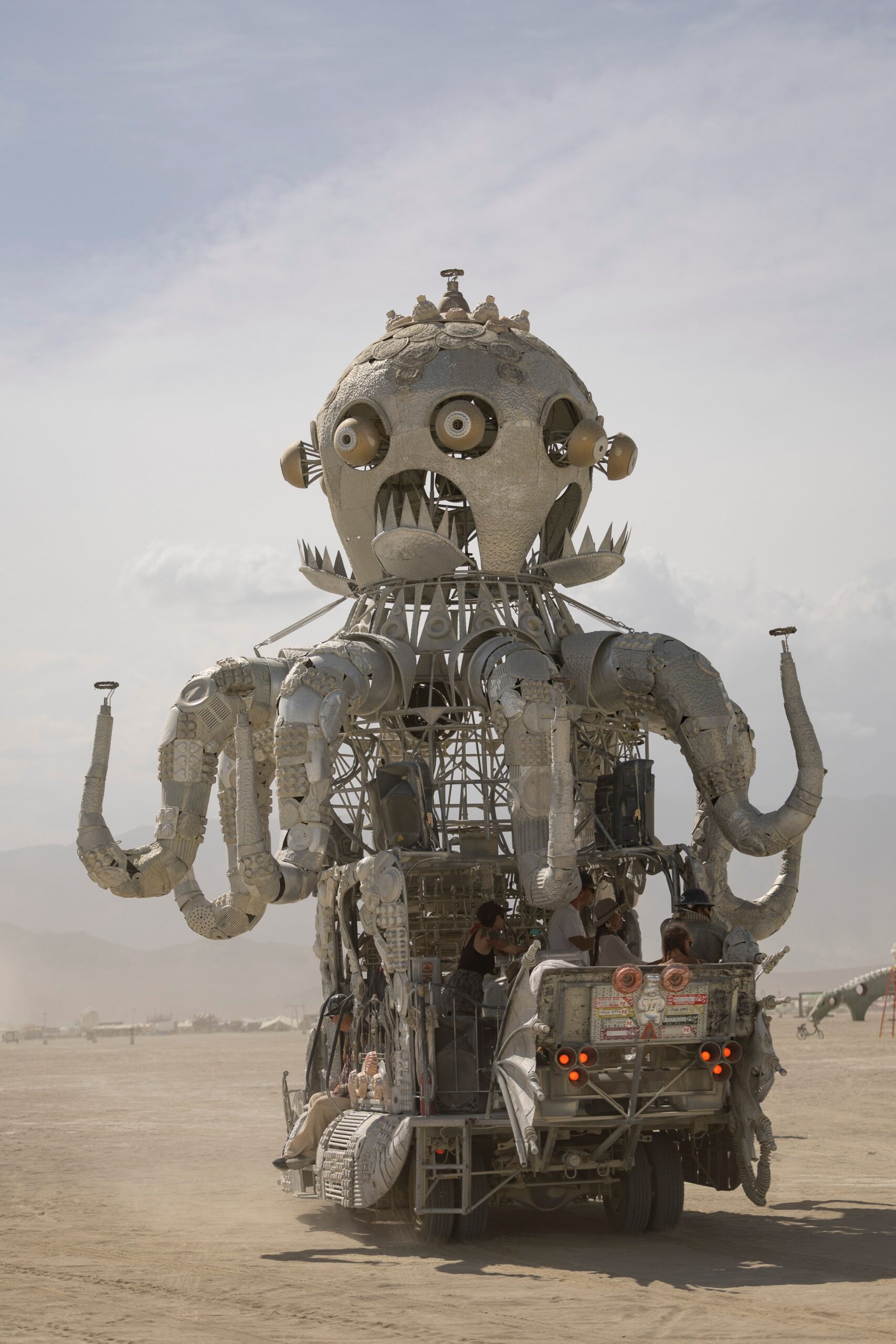 Mutant vehicle v tvare obrovského kovového robota na AfrikaBurn