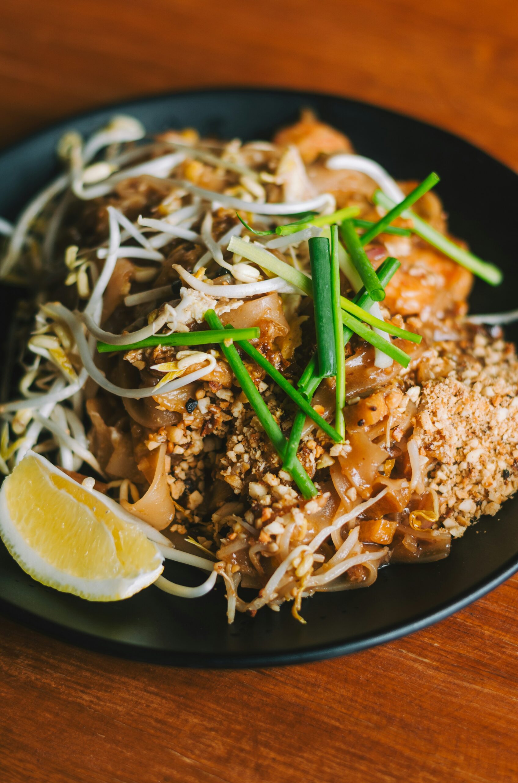 Tradičné thajské Pad Thai s klíčkami, bylinkami a limetkou