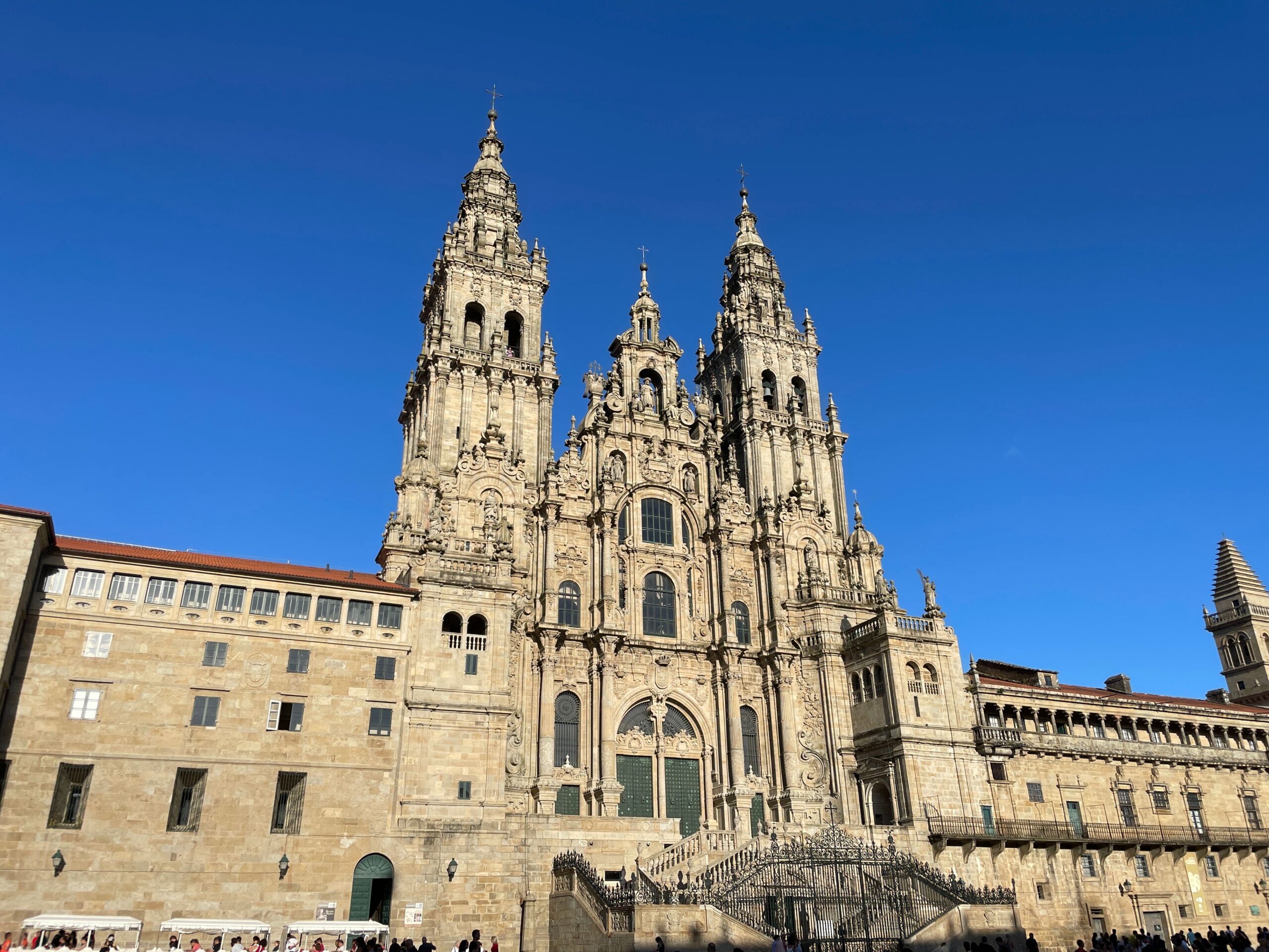 Katedrála Santiago de Compostela v Španielsku s barokovou fasádou a vysokými vežami pod modrou oblohou