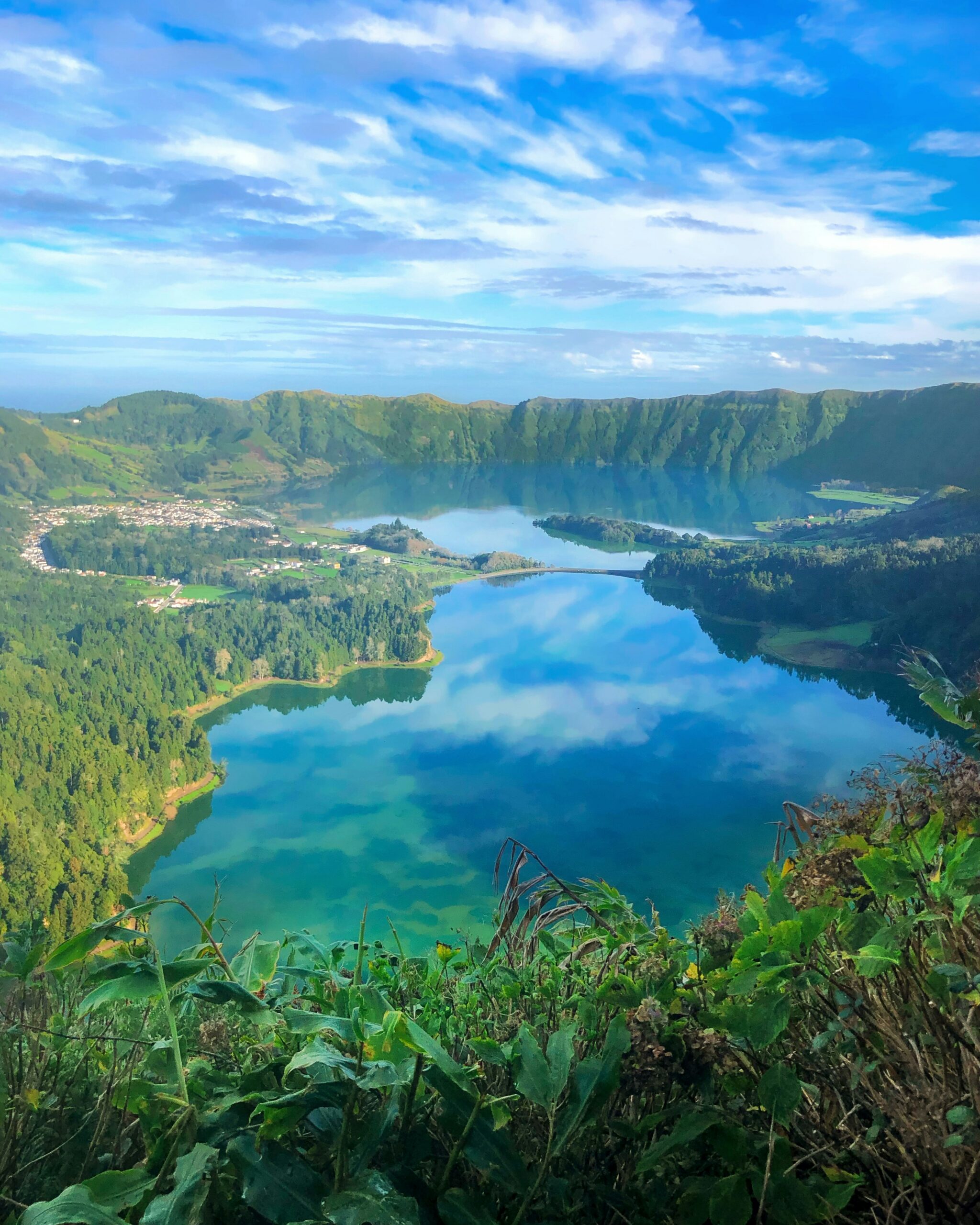 Výhlad na modré jazerá a zelenú krajinu Sete Cidades na Azorách
