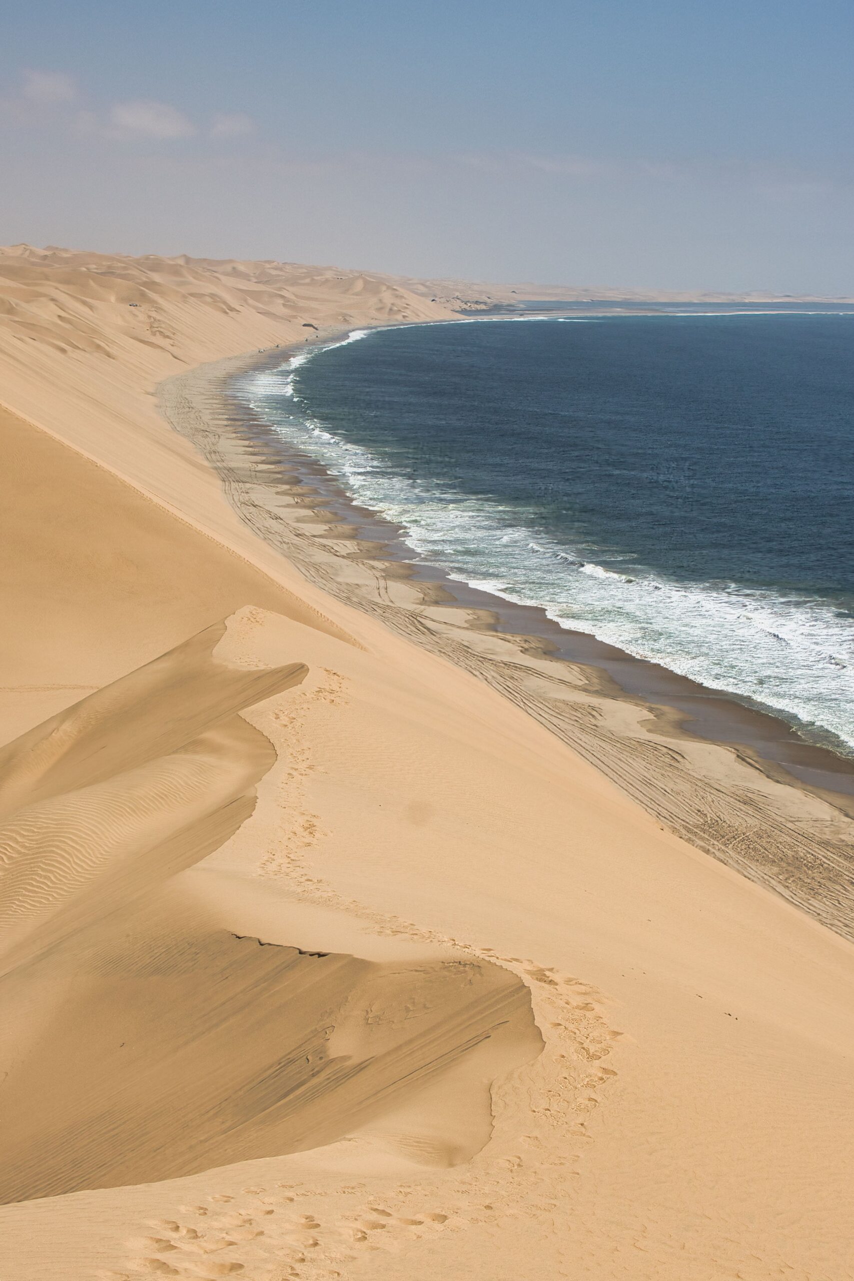 Piesočnaté pobrežie a Atlantický oceán v Terrace Bay na Skeleton Coast