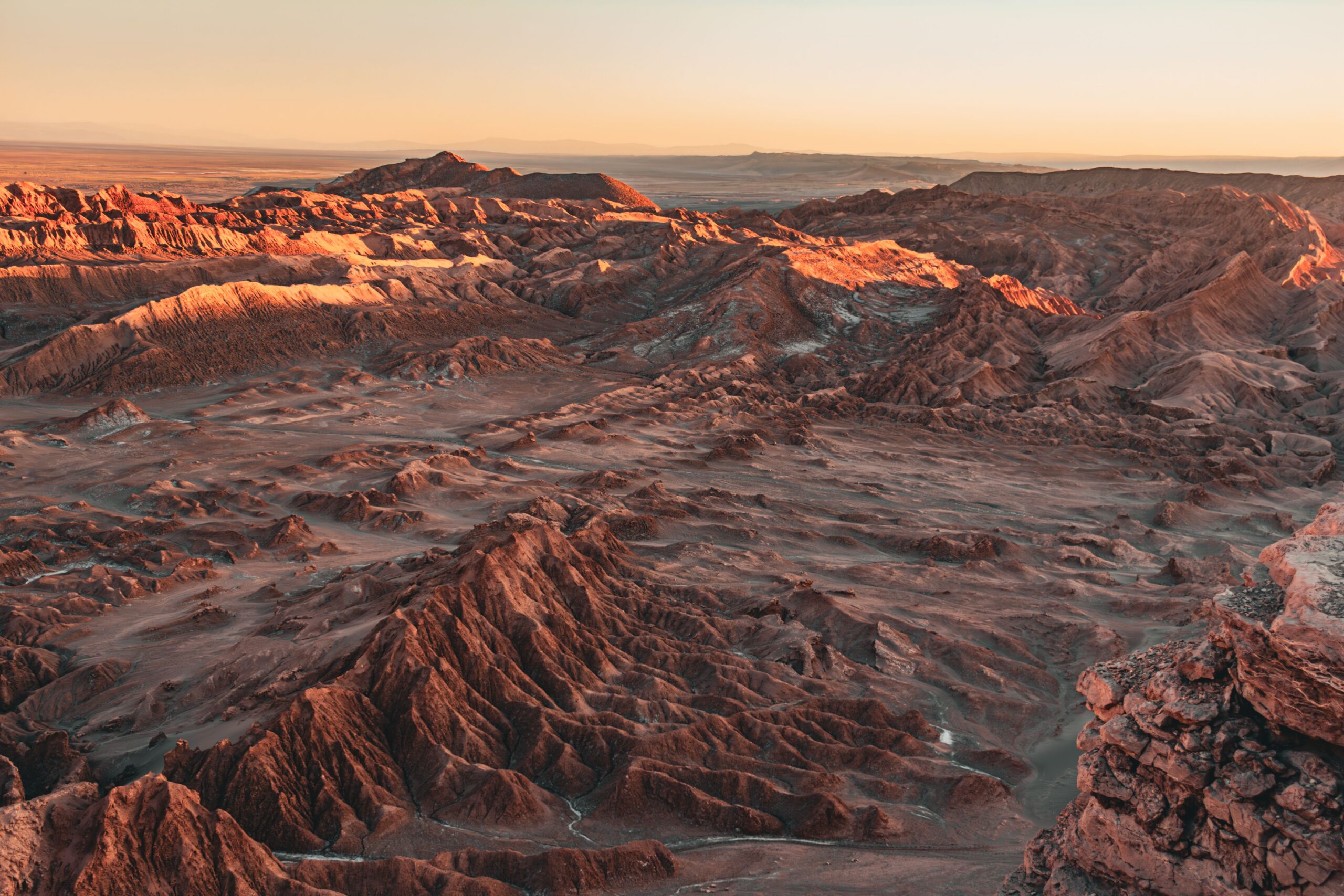 Skalnatá krajina údolia Wadi Rum pri západe slnka