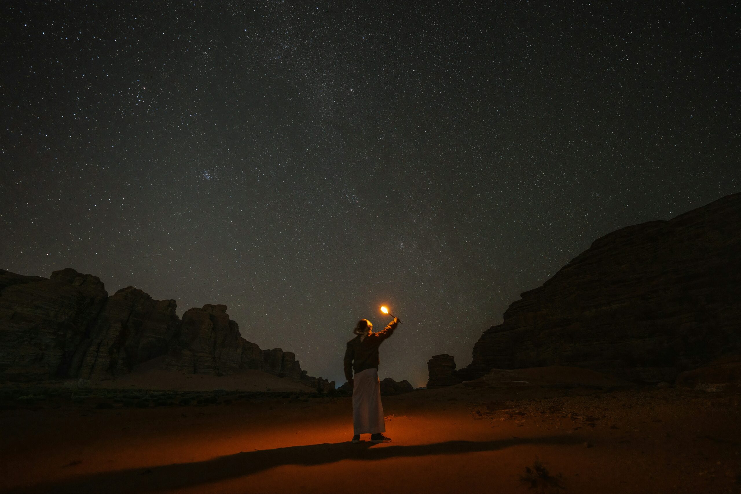 Turista pozoruje hviezdy v púšti Wadi Rum v Jordánsku