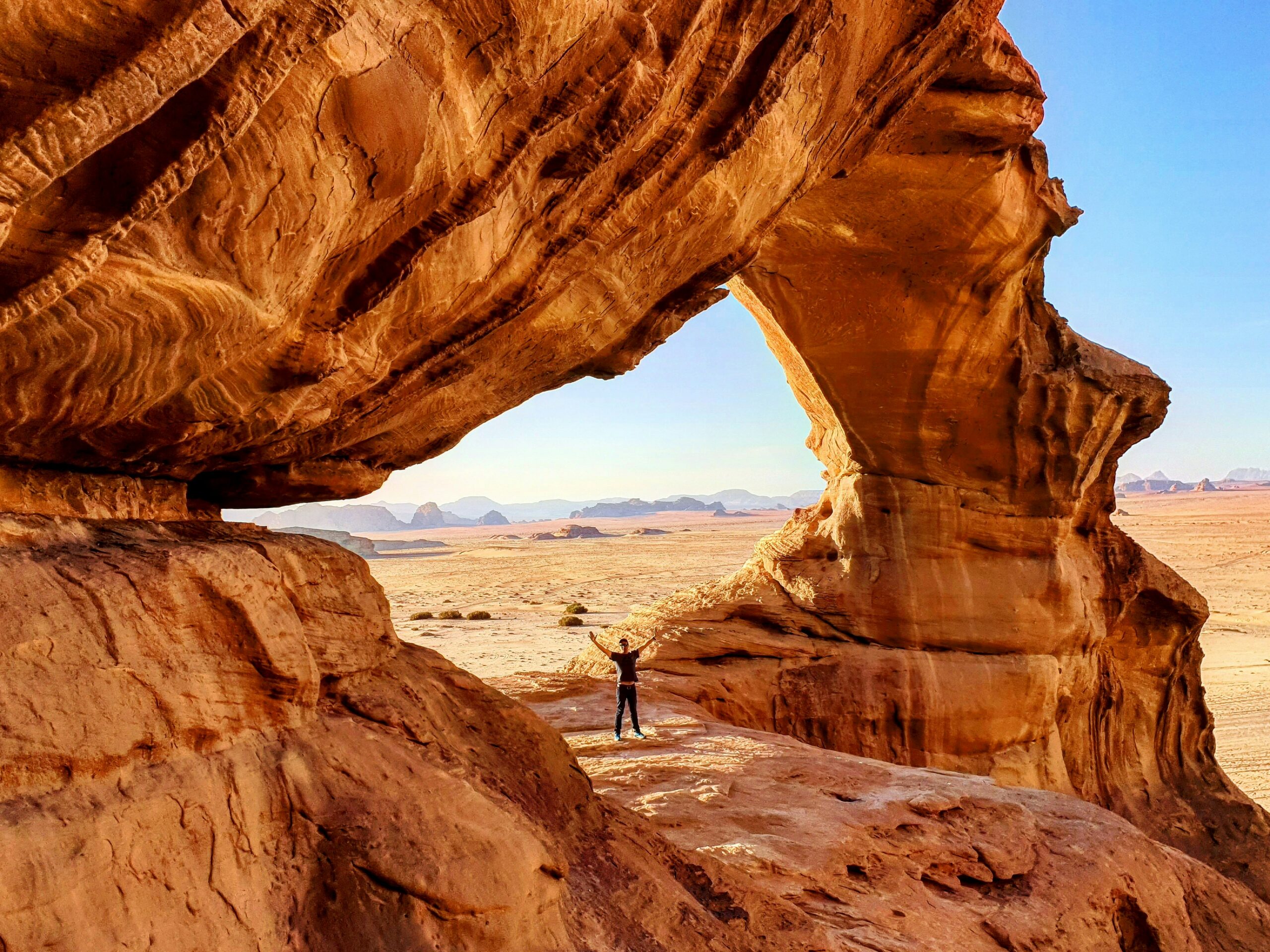 Prírodný skalný oblúk v púšti Wadi Rum v Jordánsku