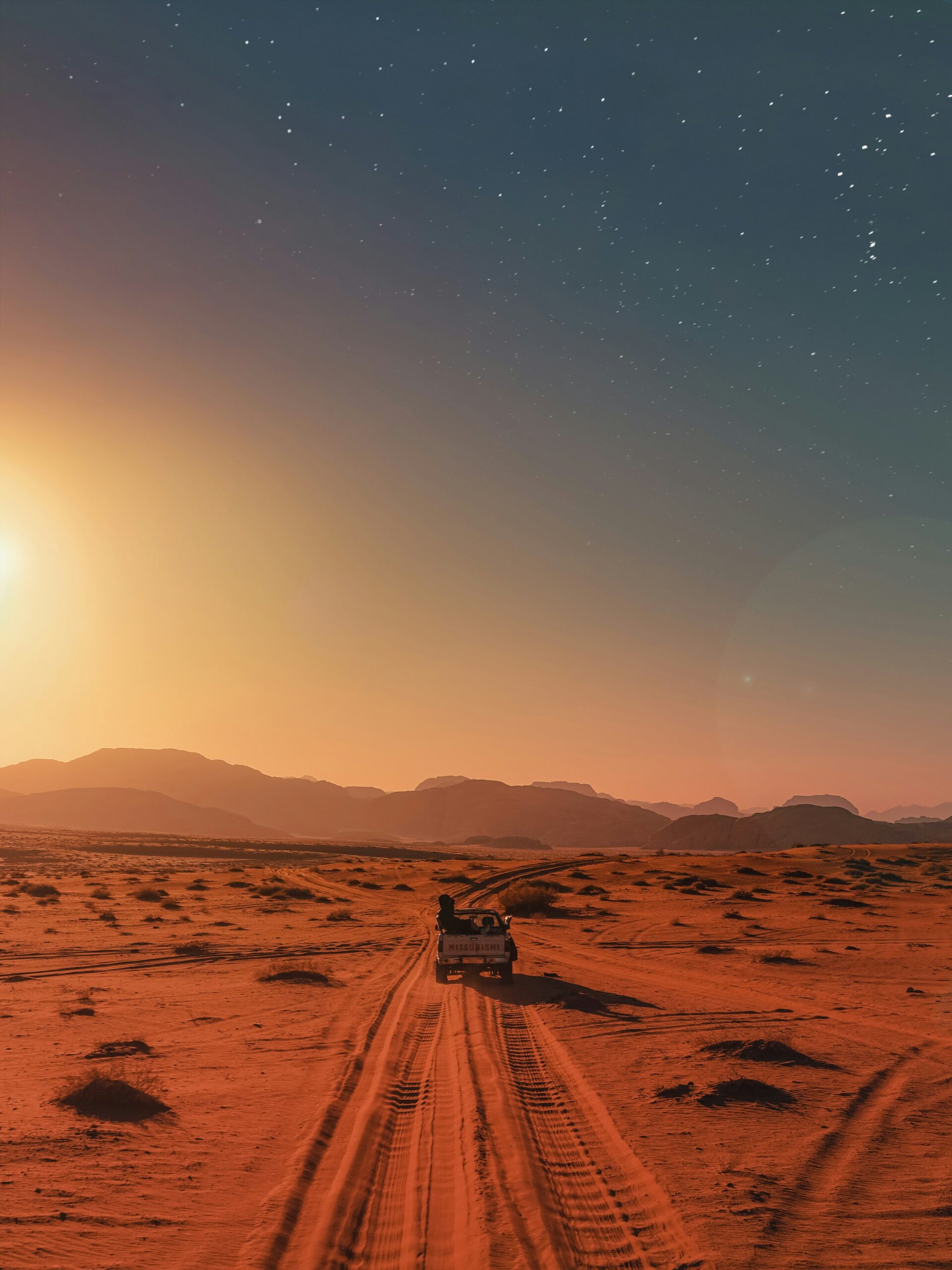 Západ slnka v púšti Wadi Rum v Jordánsku